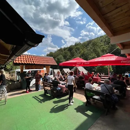 Bjelasnica-villa-treskina Dvorista-apartmani-izletiste-ribnjak 住宿加早餐酒店