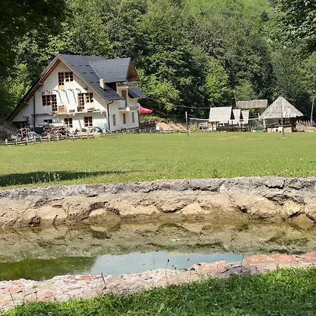 Bjelasnica-villa-treskina Dvorista-apartmani-izletiste-ribnjak 住宿加早餐酒店